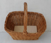 Eckiger Weidenkorb mit Holzboden