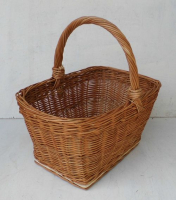 Eckiger Weidenkorb mit Holzboden