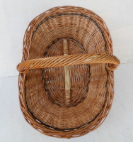 Ovaler Weidenkorb mit Bodenverstrkung aus Holz