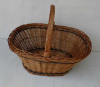 Ovaler Weidenkorb mit Bodenverstrkung aus Holz