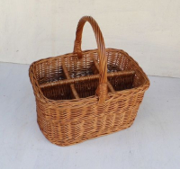 Flaschenkorb mit sechs F�cher und Zopf. Normaler Henkel, braun