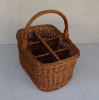 Flaschenkorb mit sechs F�cher und Zopf. Normaler Henkel, braun