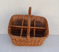 Flaschenkorb mit sechs F�cher und Zopf. Normaler Henkel, braun
