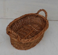 Ovale Schale aus braune Weide mit Griffe