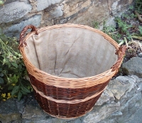 Schn geflochtener Arbeitskorb mit Jute